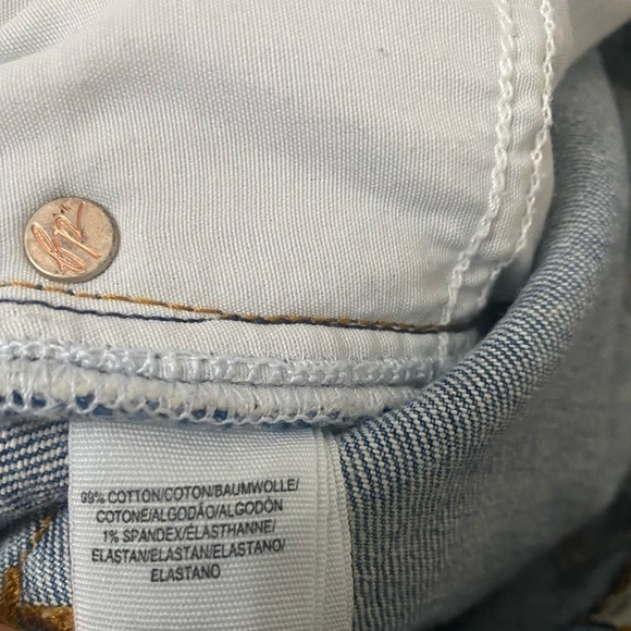 WE THE FREE Light Washed Button Front Frayed Hem Jeans - Picture 6 of 9